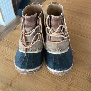 Sorel mid boots